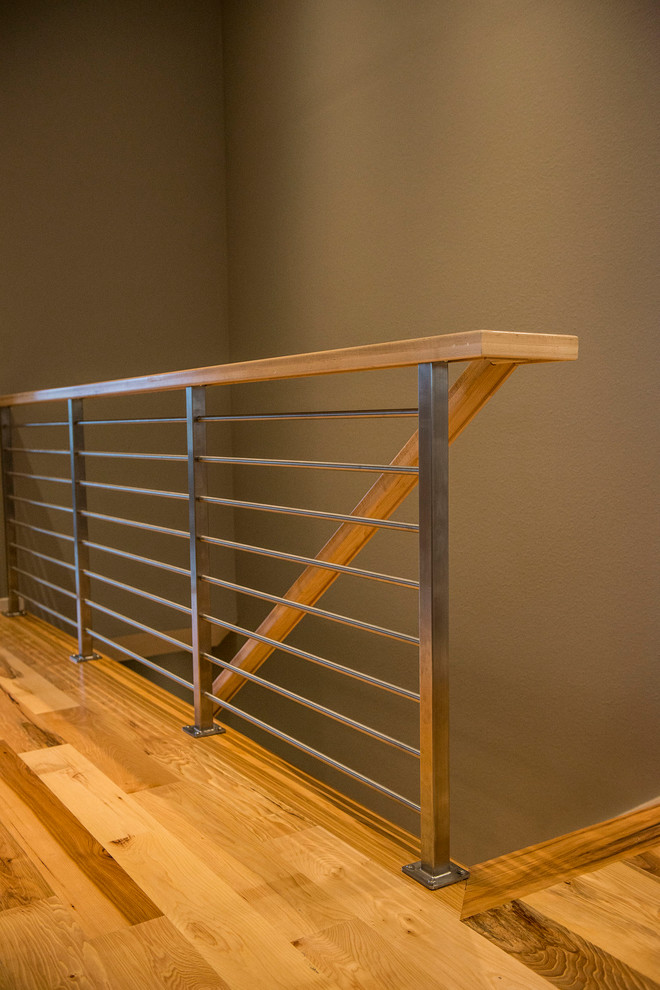 Идея дизайна: деревянная лестница в стиле ретро с деревянными ступенями и перилами из смешанных материалов