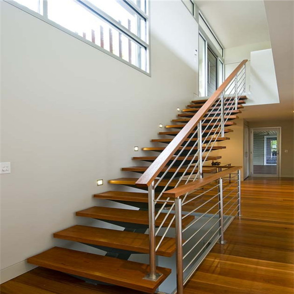 Inspiration för mellanstora moderna raka trappor i trä, med öppna sättsteg och räcke i metall