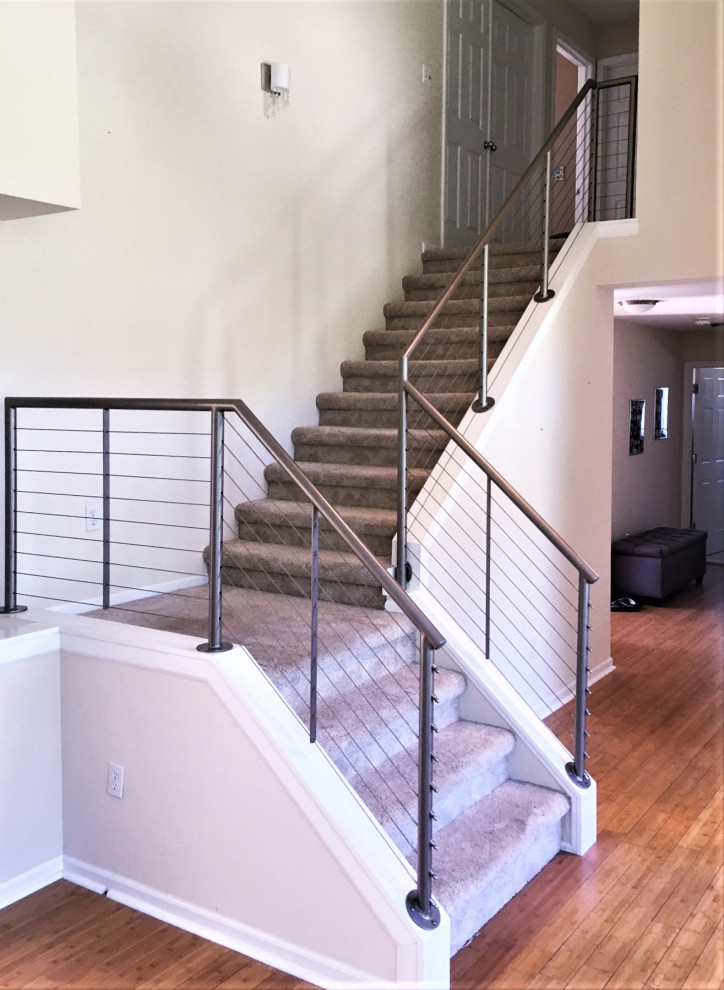 Источник вдохновения для домашнего уюта: угловая лестница среднего размера в современном стиле с ступенями с ковровым покрытием, ковровыми подступенками и перилами из тросов