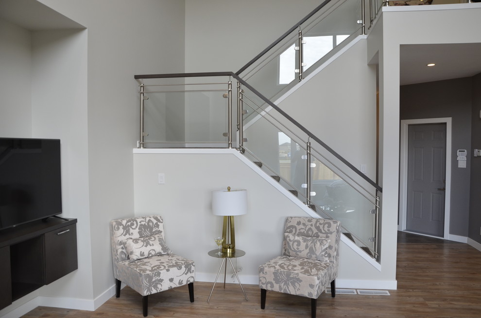Kleines Modernes Treppengeländer Glas in U-Form mit Teppich-Treppenstufen und Teppich-Setzstufen in Sonstige