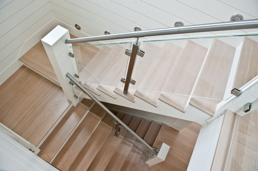 Свежая идея для дизайна: п-образная лестница в морском стиле с деревянными ступенями и крашенными деревянными подступенками - отличное фото интерьера
