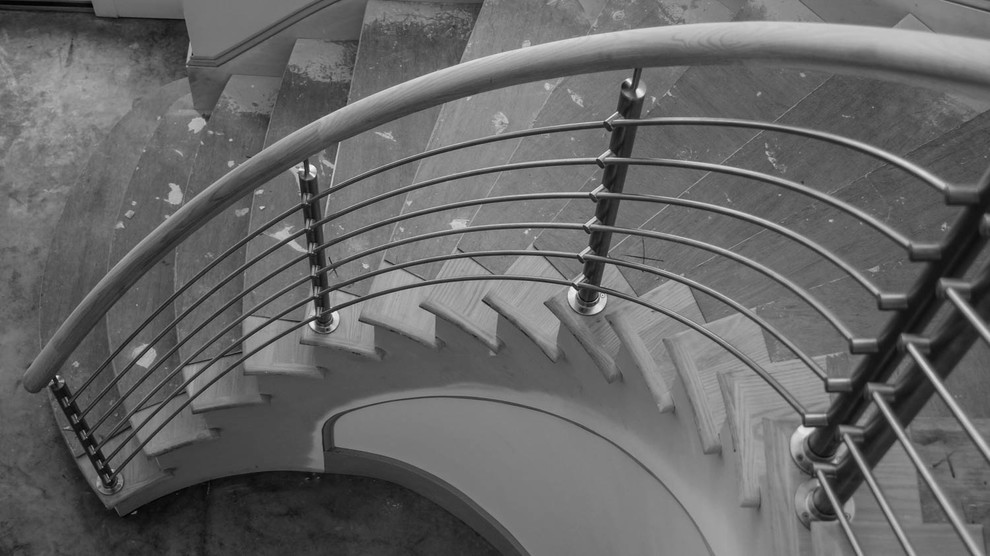 Inspiration pour un escalier courbe minimaliste avec des marches en bois et des contremarches en bois.