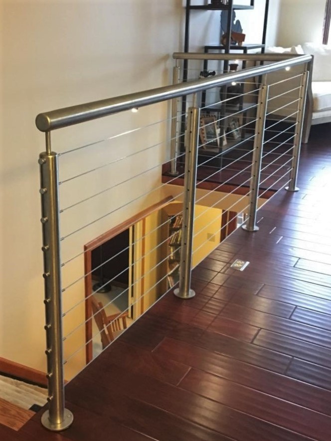 Diseño de escalera recta actual de tamaño medio con escalones enmoquetados, contrahuellas enmoquetadas y barandilla de cable
