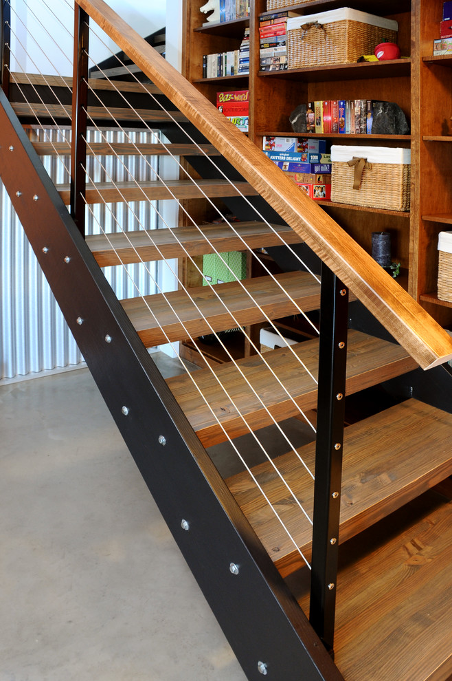 Idées déco pour un escalier moderne en L de taille moyenne avec des marches en bois et des contremarches en métal.