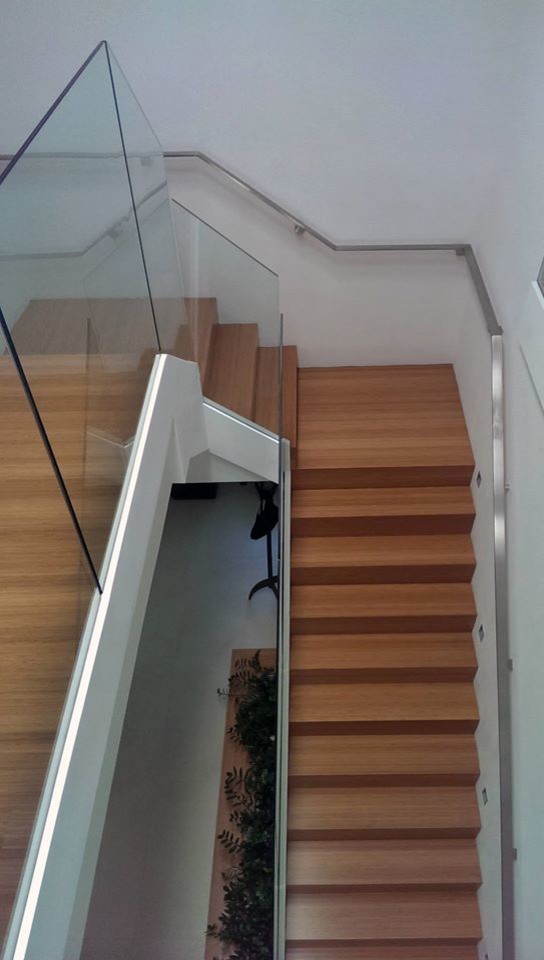 Mittelgroße Moderne Treppe in L-Form mit Holz-Setzstufen in Tampa