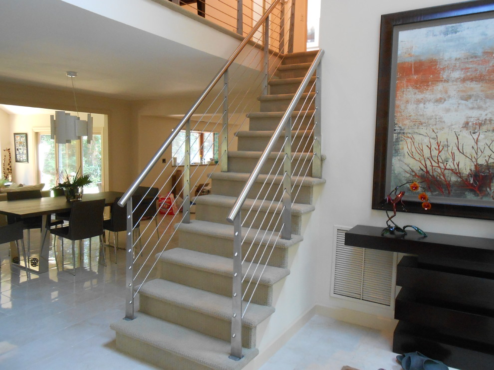 Стильный дизайн: прямая лестница среднего размера в современном стиле с ступенями с ковровым покрытием и ковровыми подступенками - последний тренд