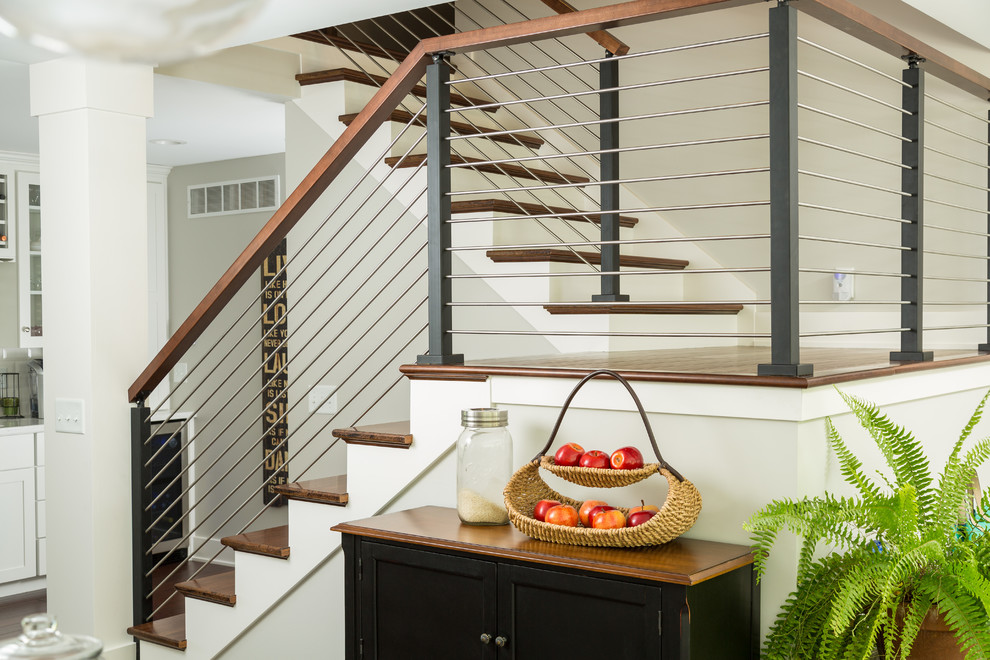 Пример оригинального дизайна: прямая лестница среднего размера в современном стиле с металлическими перилами