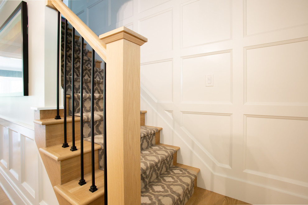 Источник вдохновения для домашнего уюта: прямая деревянная лестница среднего размера в классическом стиле с деревянными ступенями, перилами из смешанных материалов и панелями на части стены