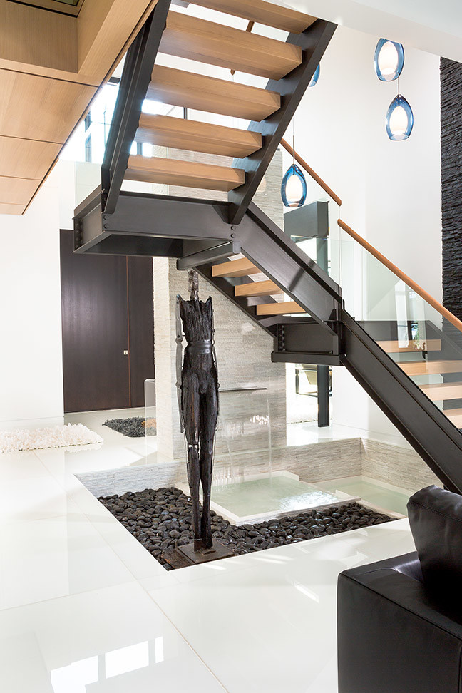 Идея дизайна: большая лестница на больцах в современном стиле с деревянными ступенями без подступенок
