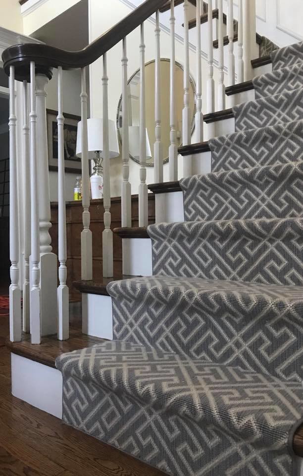 Idées déco pour un escalier moderne en L avec des marches en moquette et des contremarches en moquette.