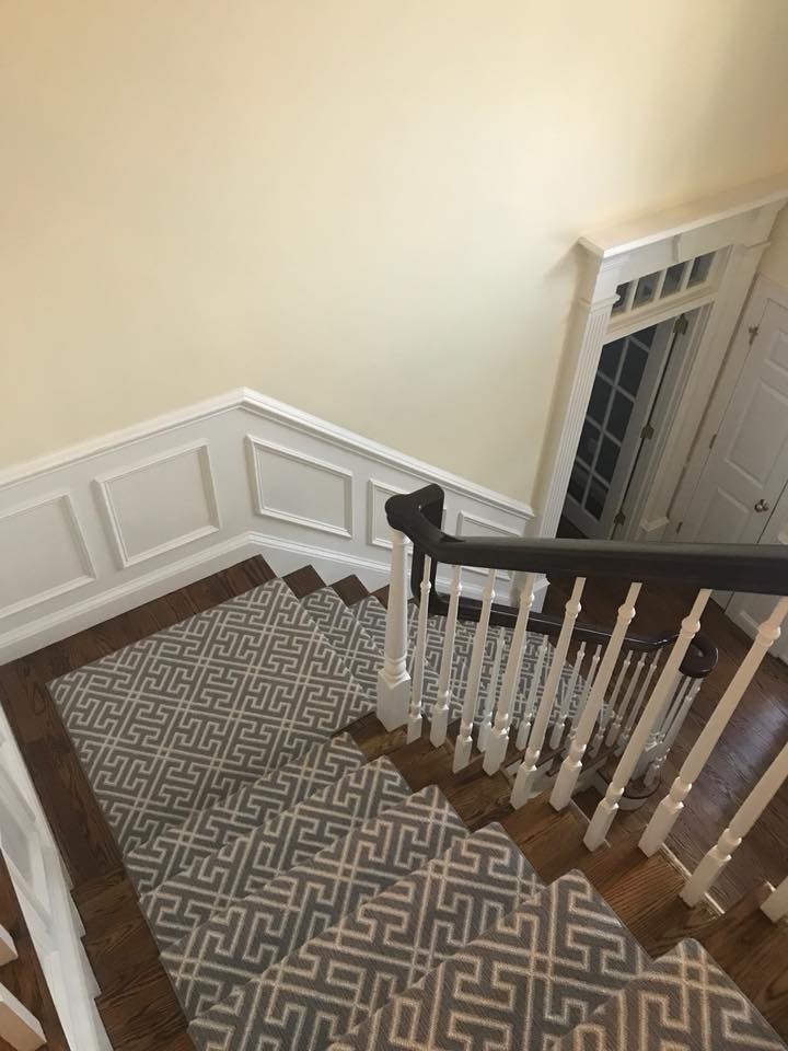 Idée de décoration pour un escalier minimaliste en L avec des marches en moquette et des contremarches en moquette.