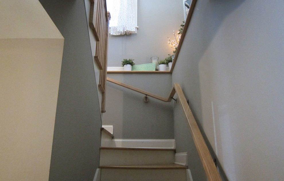 На фото: маленькая п-образная лестница в современном стиле с деревянными ступенями и крашенными деревянными подступенками для на участке и в саду с