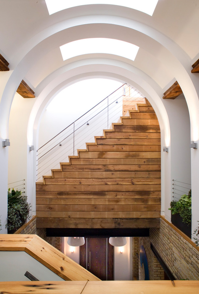 Diseño de escalera rural con escalones de madera y contrahuellas de madera