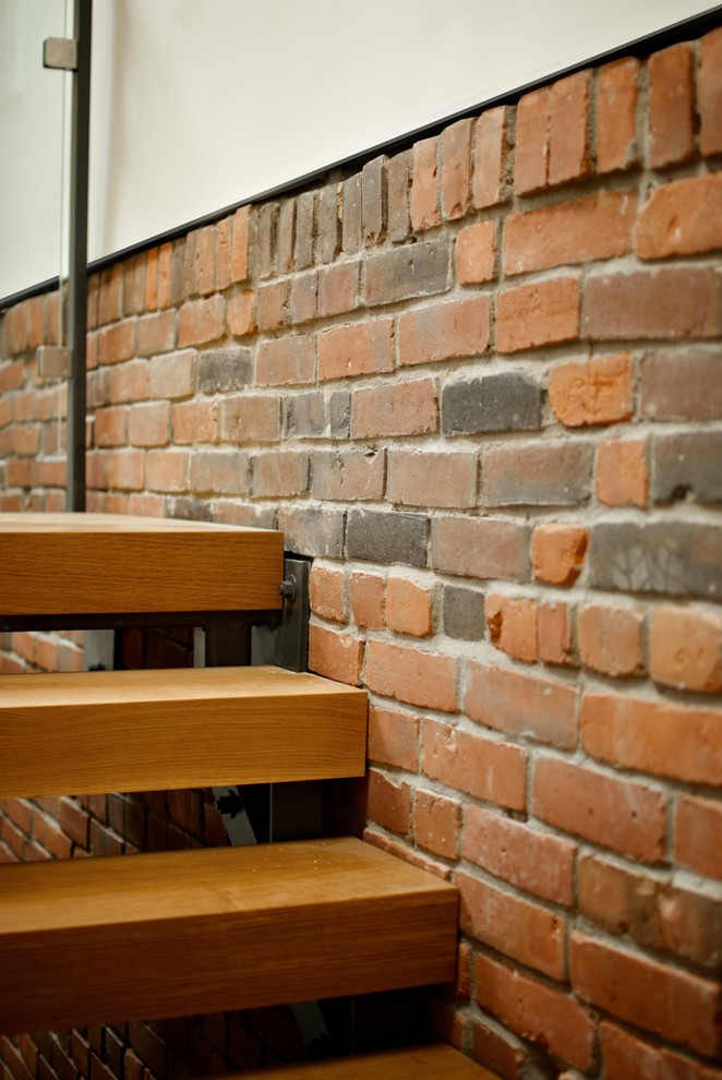 Gewendelte, Mittelgroße Moderne Holztreppe mit offenen Setzstufen und Stahlgeländer in Toronto