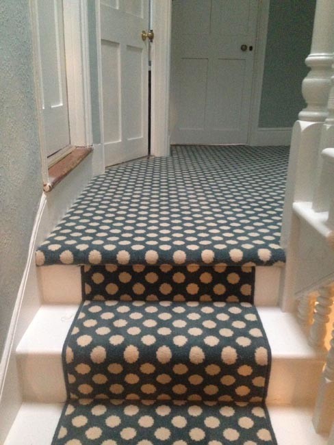 Идея дизайна: п-образная лестница в современном стиле с ступенями с ковровым покрытием, ковровыми подступенками и деревянными перилами