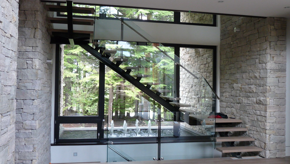 Bild på en funkis trappa i trä, med öppna sättsteg