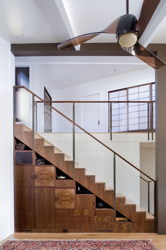 Idées déco pour un escalier droit contemporain avec des marches en bois, des contremarches en bois et rangements.