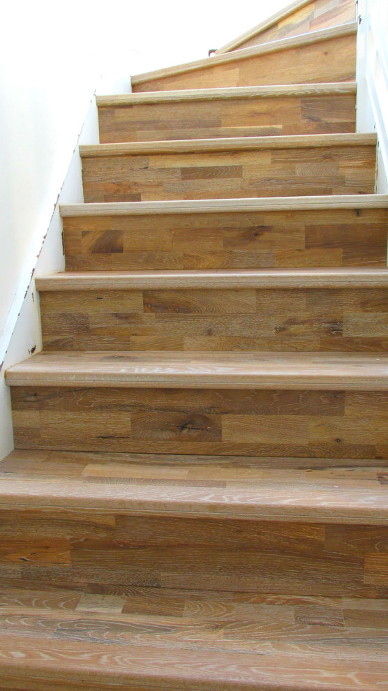 Стильный дизайн: изогнутая деревянная лестница среднего размера в современном стиле с деревянными ступенями - последний тренд