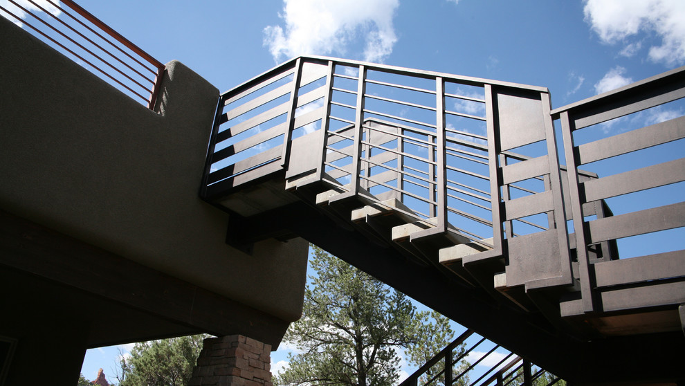 Imagen de escalera suspendida contemporánea sin contrahuella con escalones de hormigón