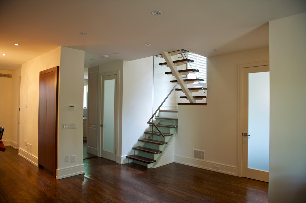 Diseño de escalera en U actual pequeña sin contrahuella con escalones de madera