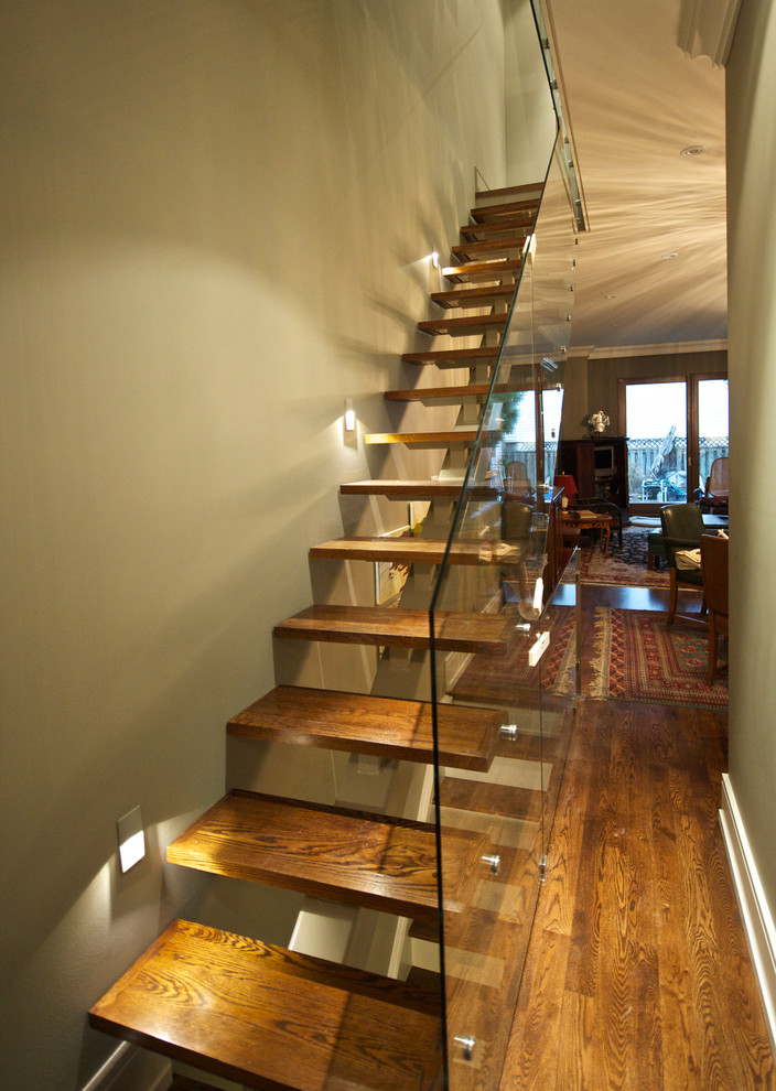 Идея дизайна: прямая лестница среднего размера в современном стиле с деревянными ступенями без подступенок