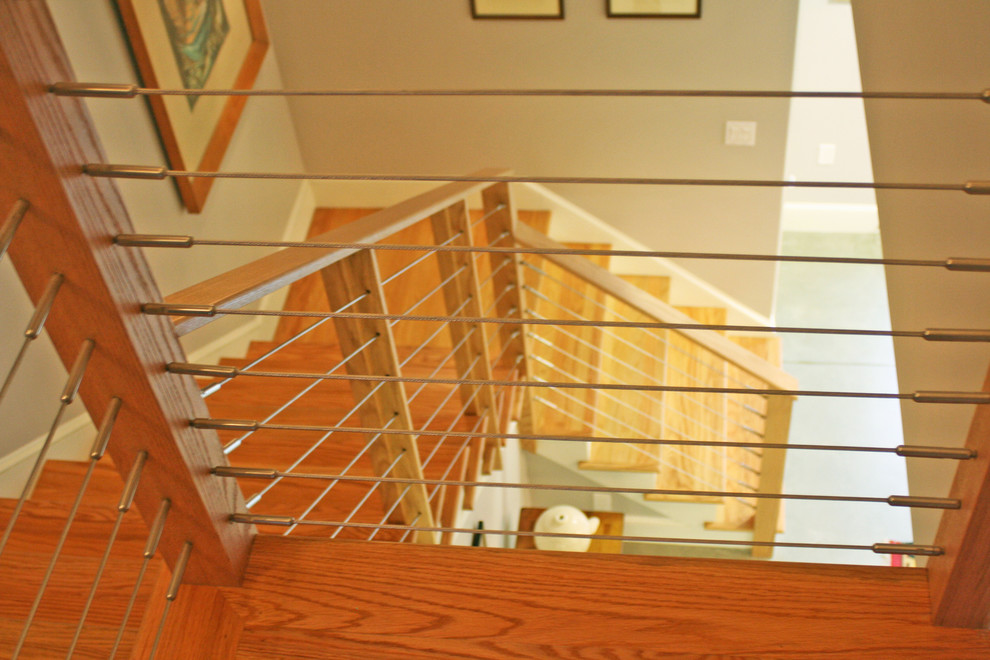 プロビデンスにある高級な中くらいなコンテンポラリースタイルのおしゃれなかね折れ階段 (フローリングの蹴込み板) の写真