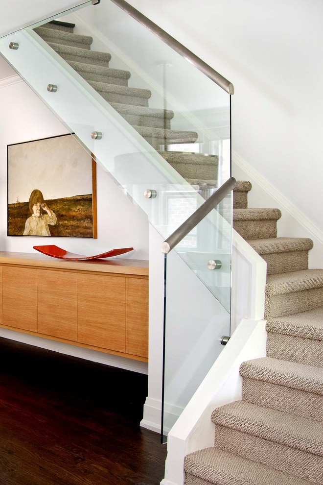 Foto på en funkis trappa, med heltäckningsmatta och sättsteg med heltäckningsmatta
