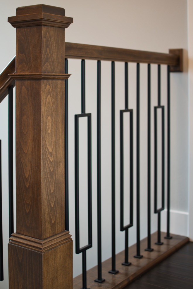 Стильный дизайн: большая п-образная лестница в стиле модернизм с ступенями с ковровым покрытием, ковровыми подступенками и перилами из смешанных материалов - последний тренд