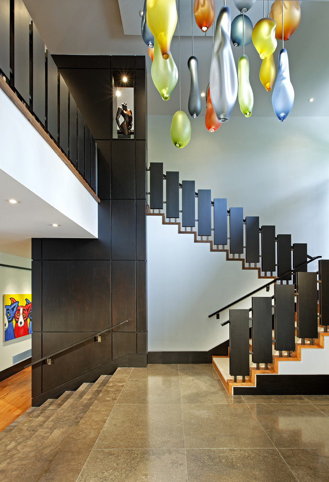 Aménagement d'un escalier contemporain en U de taille moyenne avec des marches en bois, des contremarches en bois et palier.