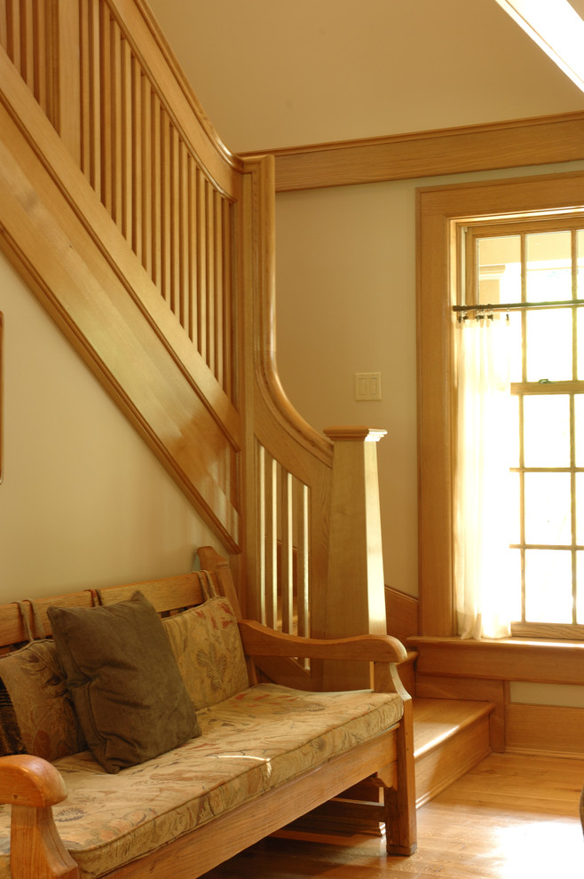 Diseño de escalera curva tradicional de tamaño medio con escalones de madera, contrahuellas de madera y barandilla de madera