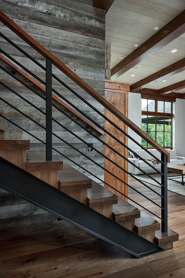 Ejemplo de escalera recta clásica renovada de tamaño medio sin contrahuella con escalones de madera y barandilla de metal