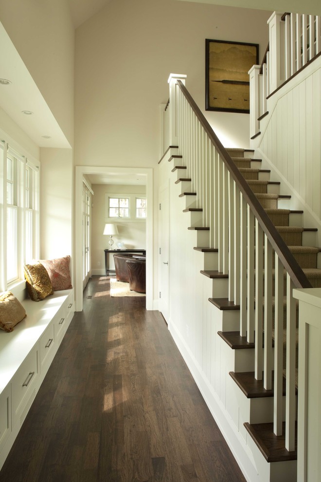 Идея дизайна: п-образная лестница в классическом стиле с деревянными ступенями, деревянными перилами и крашенными деревянными подступенками