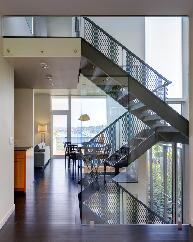 Exemple d'un escalier moderne avec éclairage.