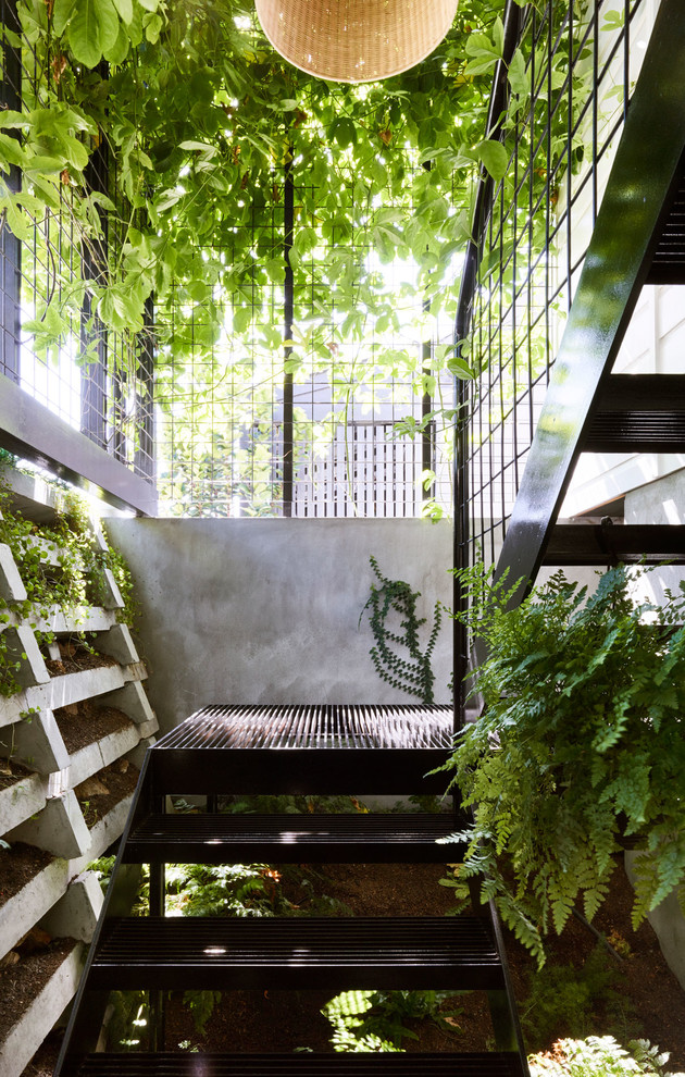 Свежая идея для дизайна: лестница на больцах в стиле модернизм с металлическими ступенями и металлическими перилами без подступенок - отличное фото интерьера