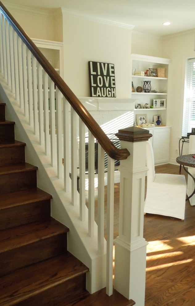 Foto de escalera en U de estilo americano de tamaño medio con escalones de madera y contrahuellas de madera