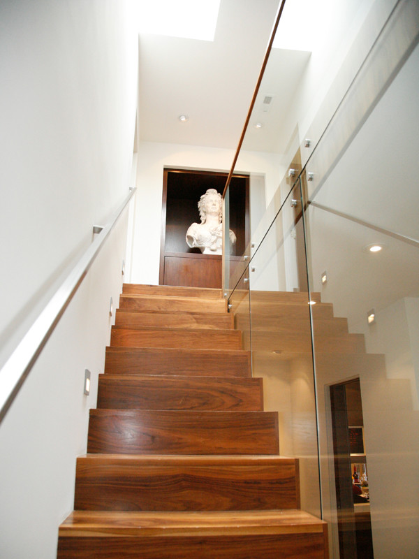 Foto de escalera contemporánea con escalones de madera