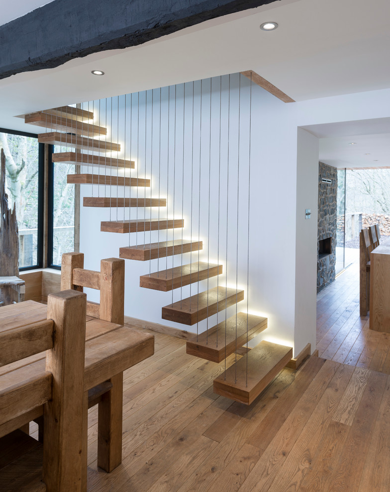 Exempel på en modern flytande trappa i trä, med öppna sättsteg
