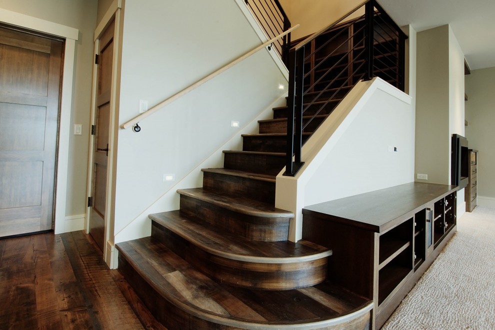 Пример оригинального дизайна: большая угловая деревянная лестница в современном стиле с деревянными ступенями