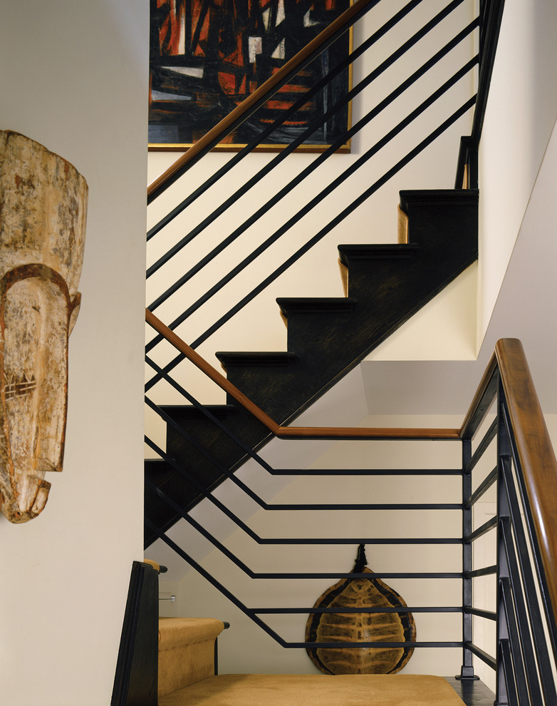 На фото: лестница в современном стиле с металлическими перилами
