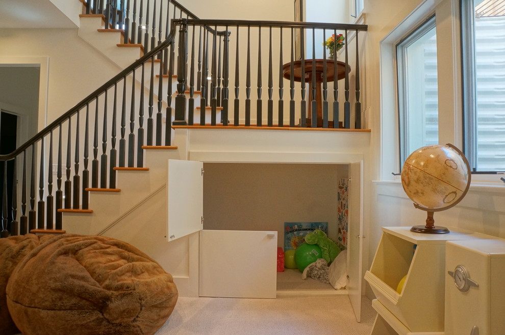 Modelo de escalera en U tradicional de tamaño medio con escalones de madera y contrahuellas de madera pintada