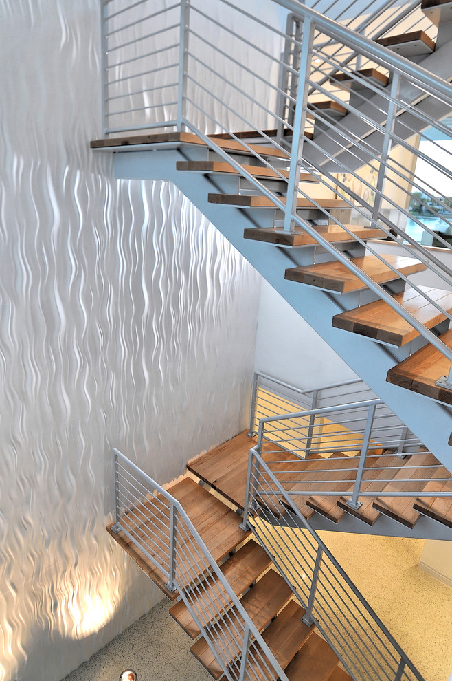 Свежая идея для дизайна: большая лестница на больцах в стиле модернизм с деревянными ступенями и металлическими перилами без подступенок - отличное фото интерьера