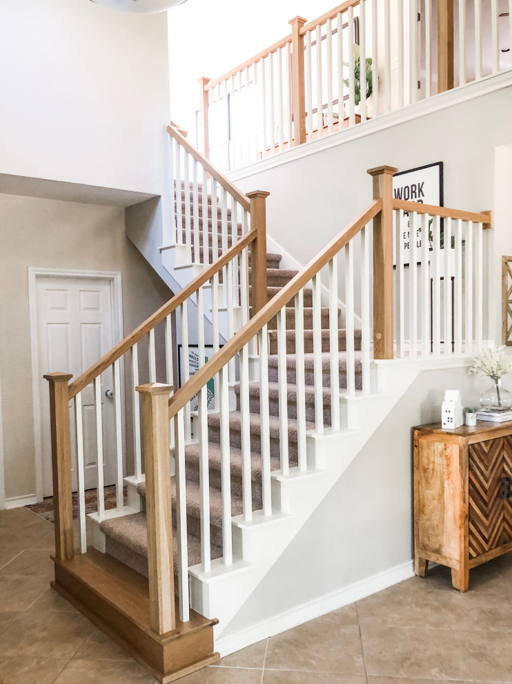 Стильный дизайн: угловая деревянная лестница среднего размера в стиле кантри с деревянными перилами и деревянными ступенями - последний тренд