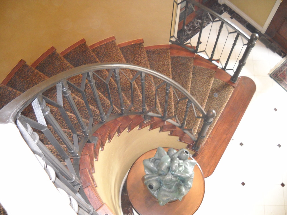 Diseño de escalera curva tradicional de tamaño medio con escalones enmoquetados y contrahuellas enmoquetadas