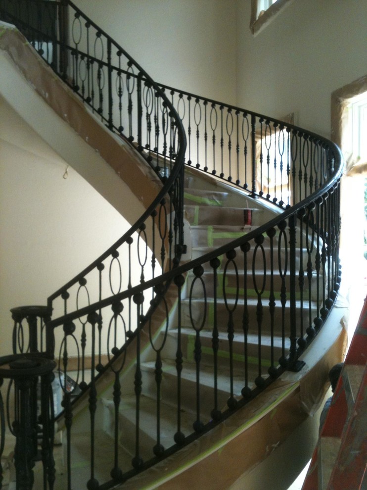 Aménagement d'un escalier courbe classique de taille moyenne avec des marches en bois et des contremarches en bois.