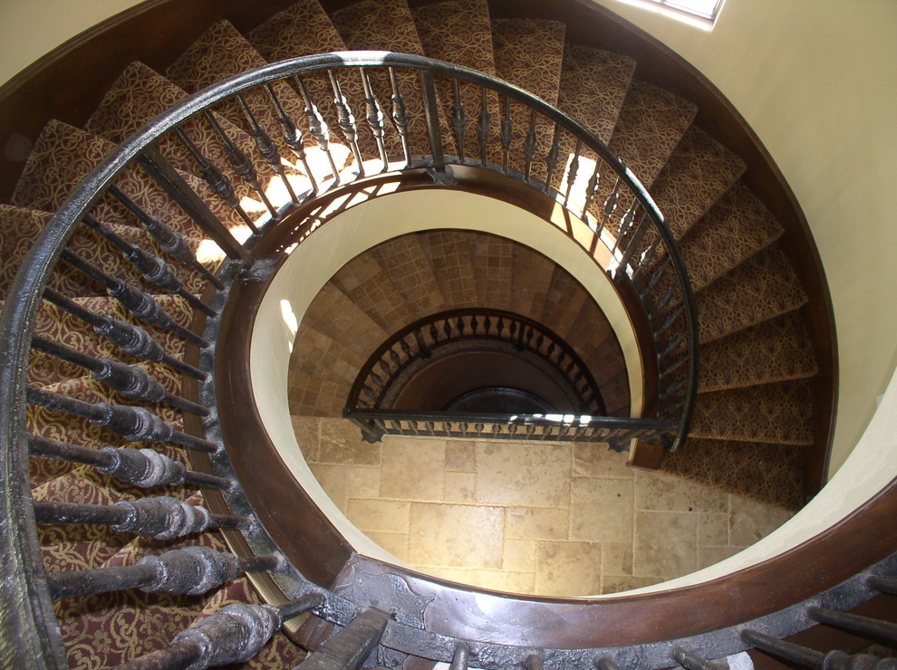 Foto på en mellanstor vintage svängd trappa, med heltäckningsmatta och sättsteg med heltäckningsmatta
