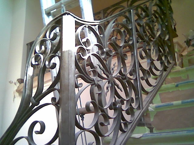 Foto de escalera en L tradicional renovada de tamaño medio con escalones con baldosas y contrahuellas con baldosas y/o azulejos
