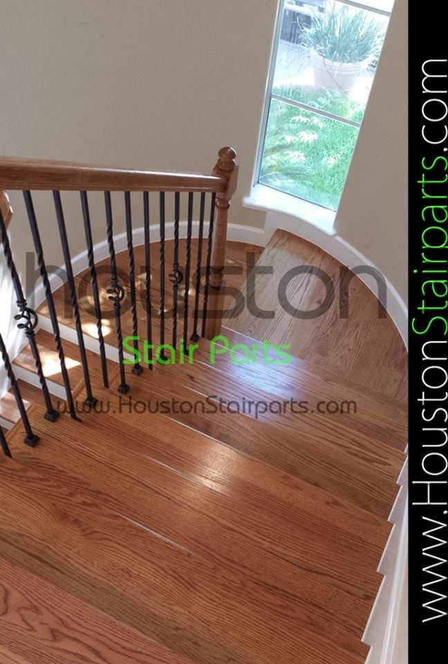 Idée de décoration pour un grand escalier peint droit tradition avec des marches en bois.