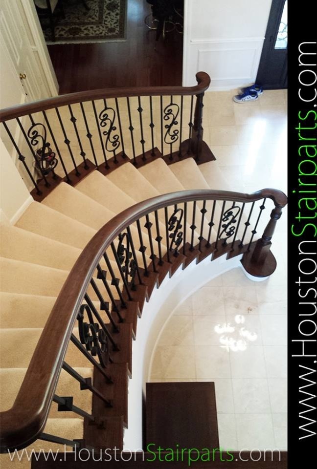 Gerade, Große Klassische Treppe mit Teppich-Treppenstufen und Teppich-Setzstufen in Houston