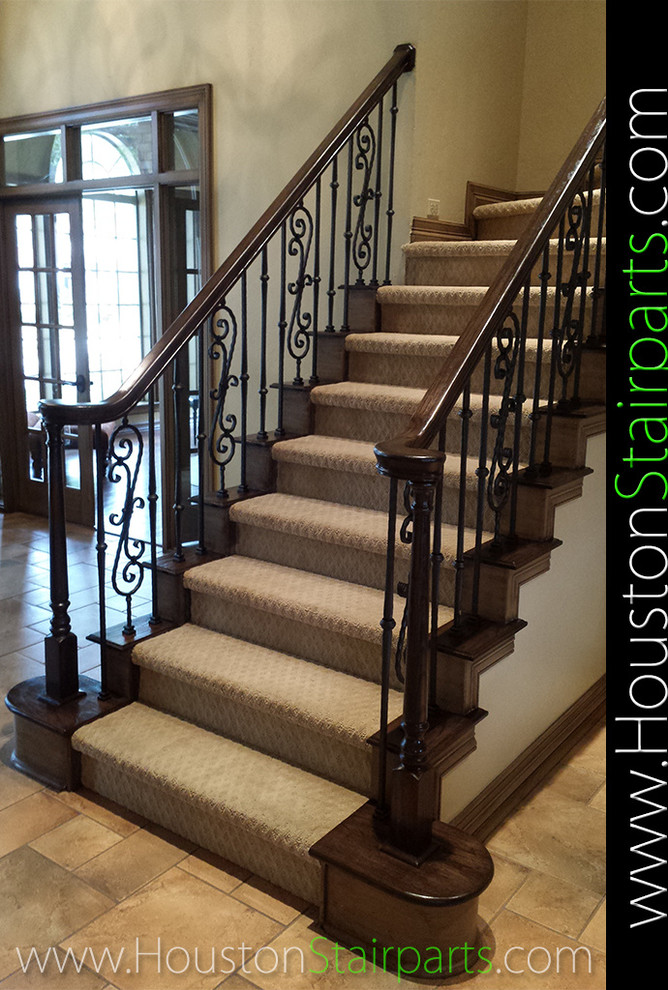 Gerade, Mittelgroße Klassische Treppe mit Teppich-Treppenstufen und Teppich-Setzstufen in Houston