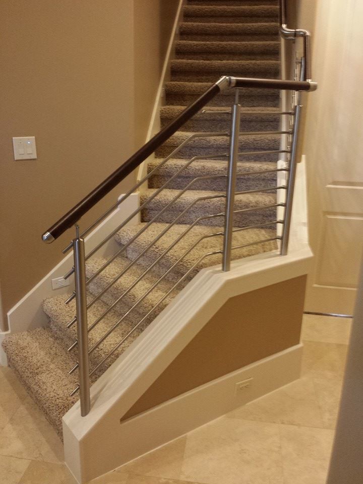 Источник вдохновения для домашнего уюта: большая прямая лестница в современном стиле с ступенями с ковровым покрытием и ковровыми подступенками